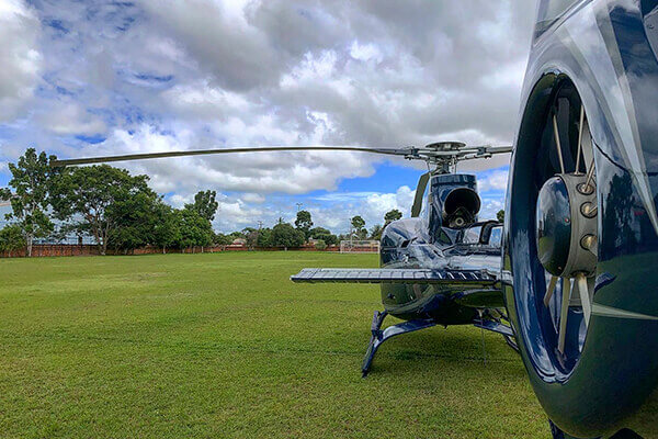 helicoptero em campo de futebol